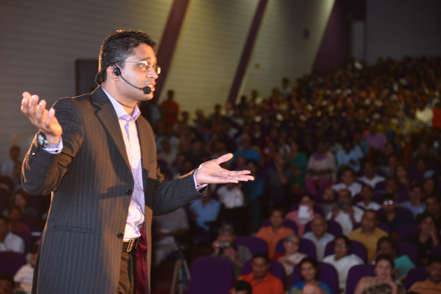 about-bg | Motivational Speaker & Executive Presence Coach in India